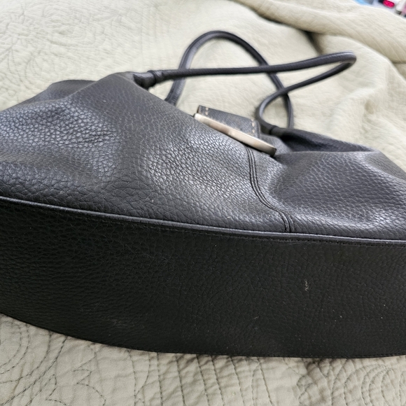 Elegant Black Leather Handbag - Picture 5 of 7